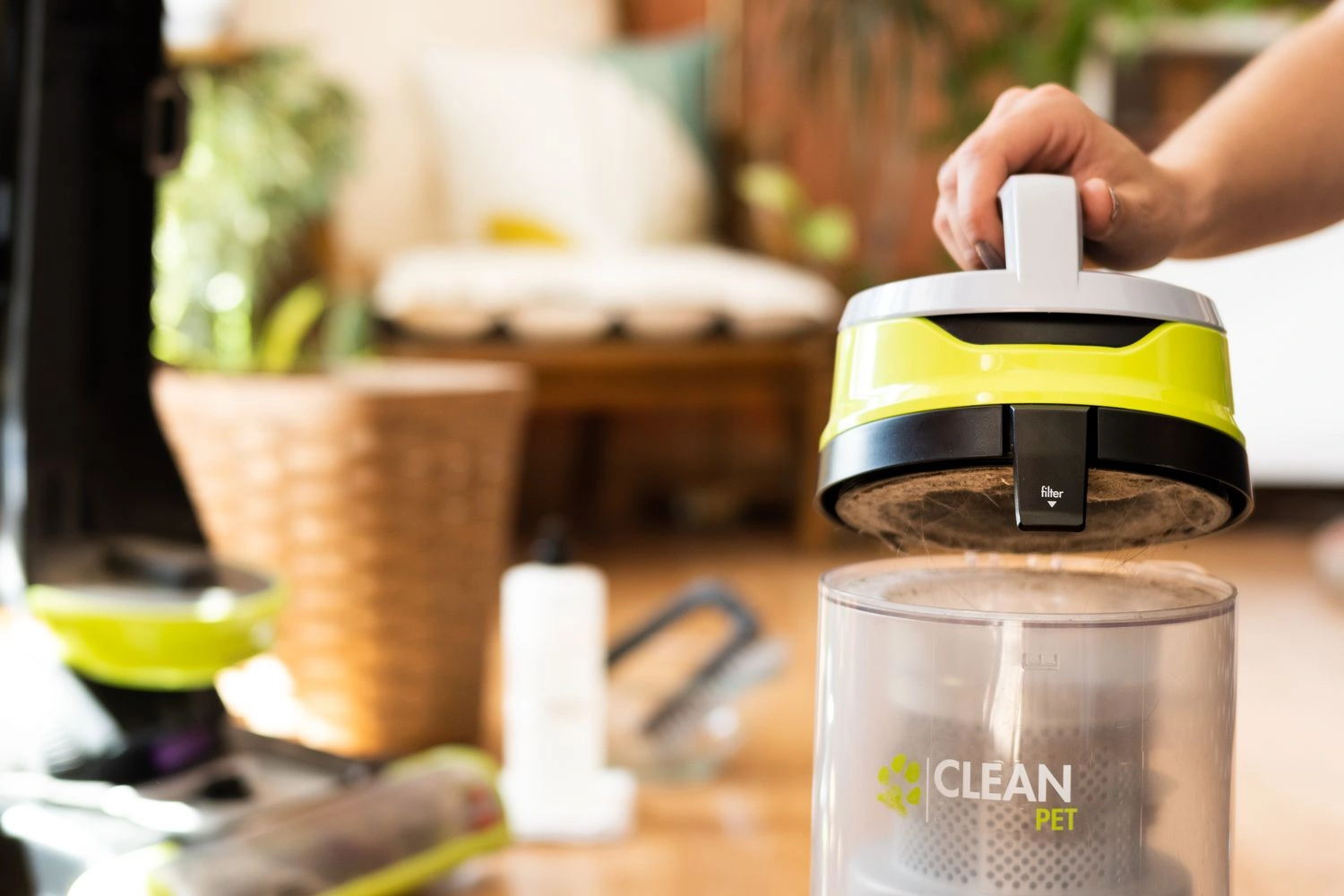 چگونه جارو شارژی را تمیز کنیم؟تمیز کردن بدنه و دسته جارو